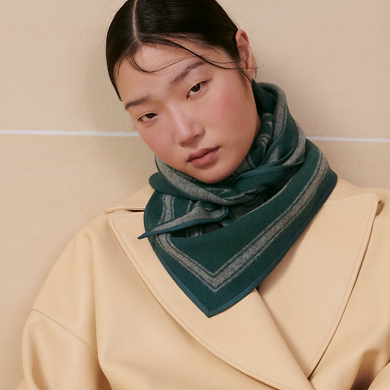 エルメス HERMES ブラソン BLASON H259145S ショール Blason triangle Scarf - Green | Hermès Australia